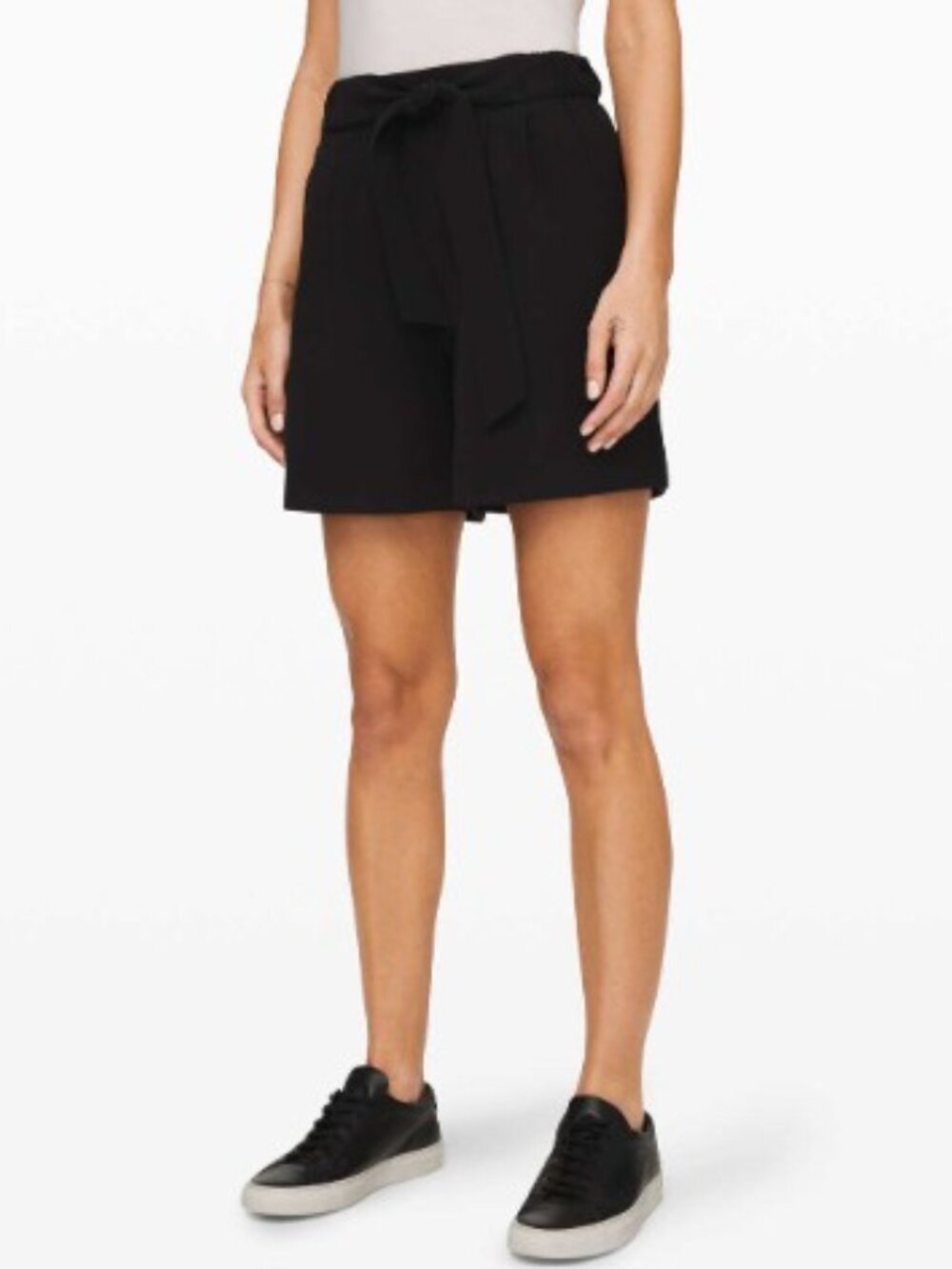 Lululemon Noir Short 5.5" in Black - Size 4